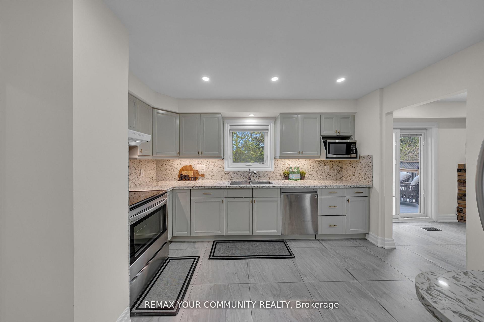 Photo 15 of 22 Madelaine Crescent, Brampton, Central Park — HOMEH