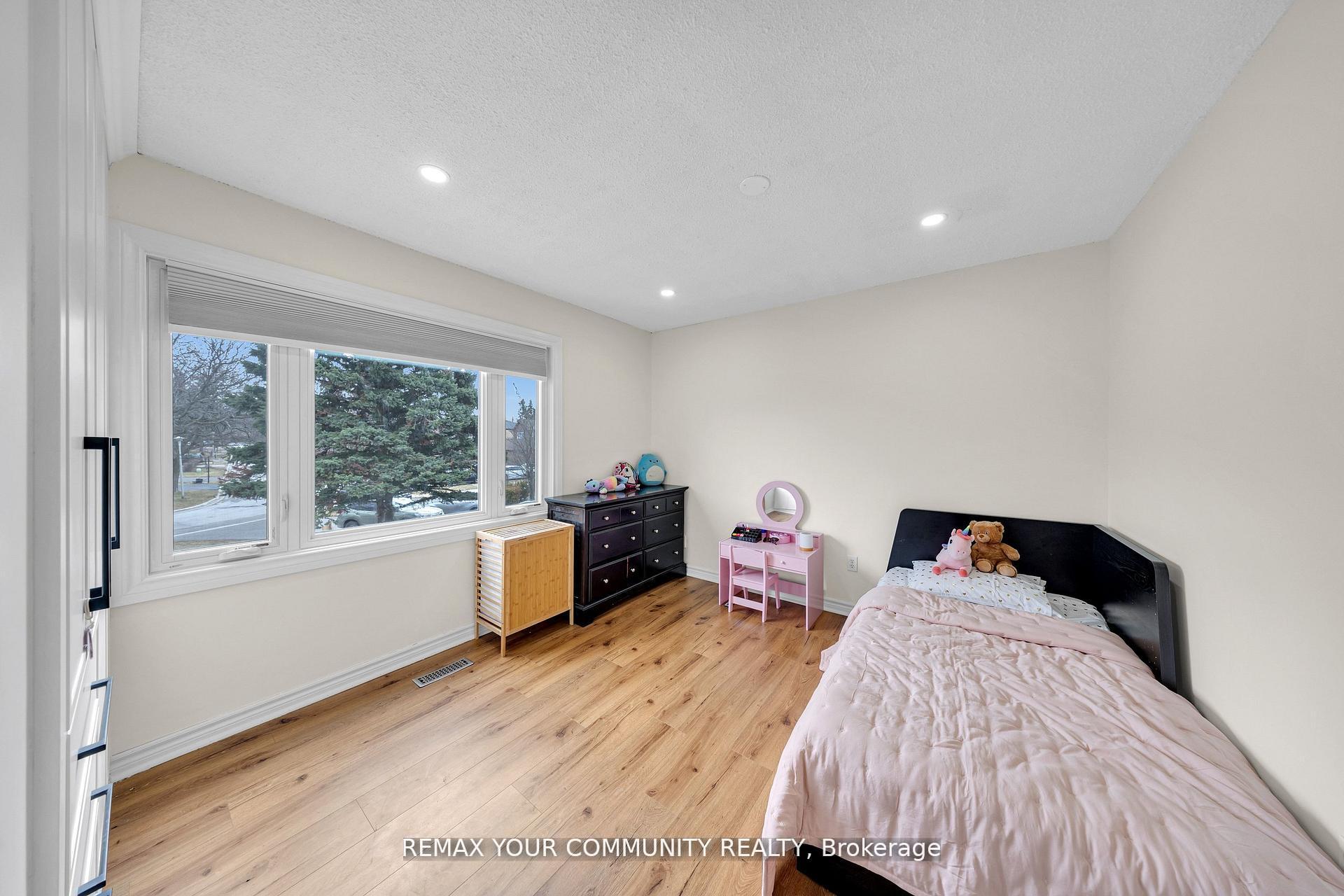 Photo 22 of 22 Madelaine Crescent, Brampton, Central Park — HOMEH