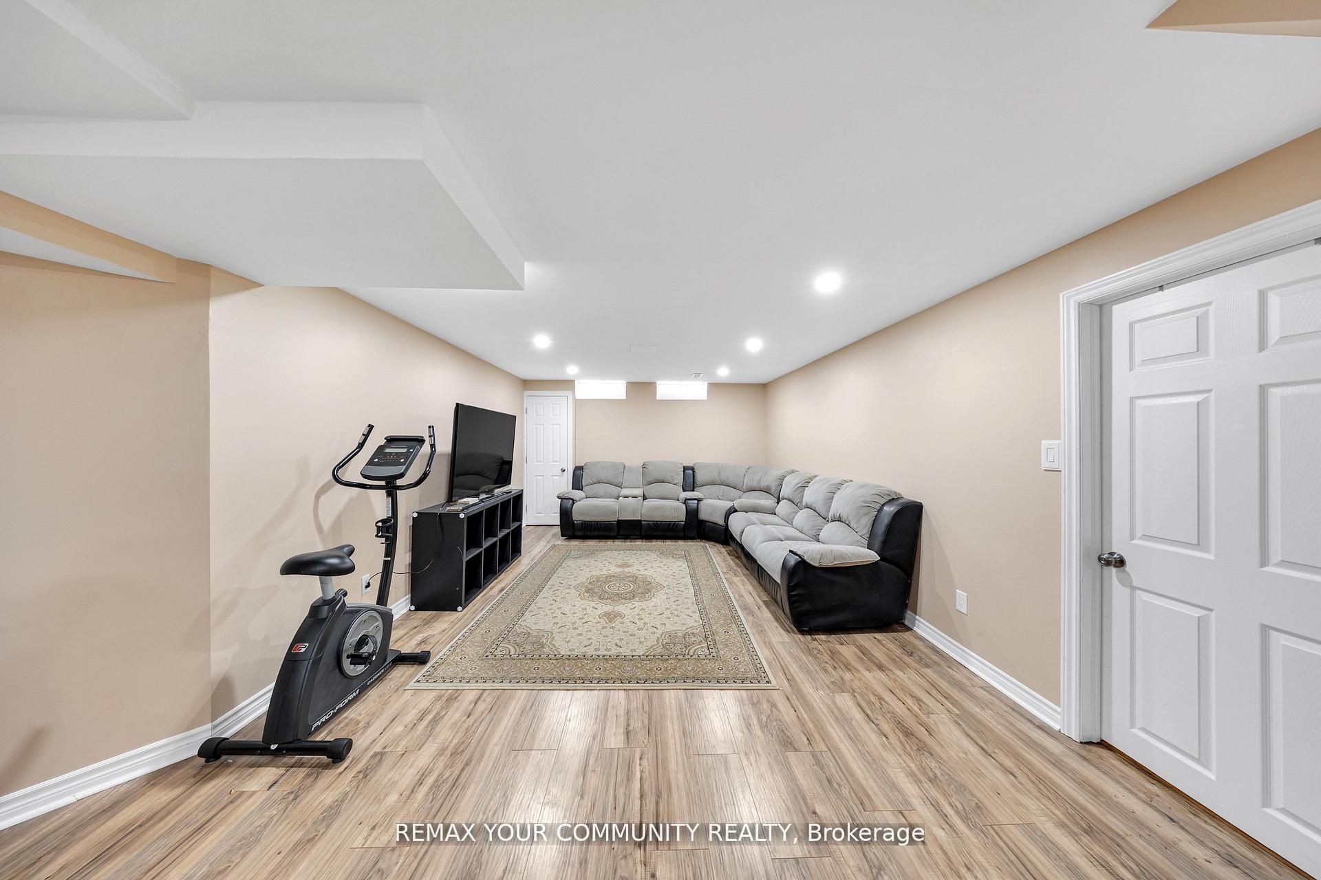 Photo 33 of 22 Madelaine Crescent, Brampton, Central Park — HOMEH