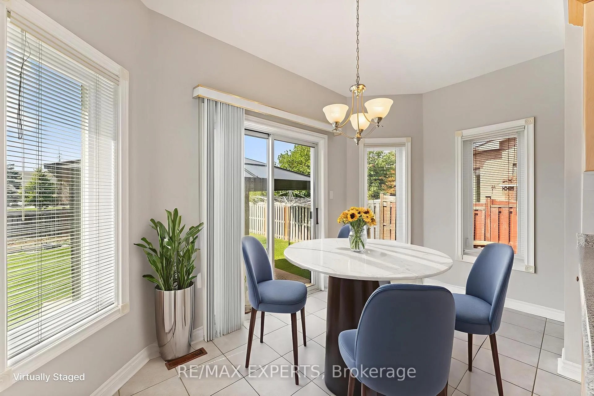 Photo 3 of 157 Cherokee Drive, Vaughan, Maple — HOMEH