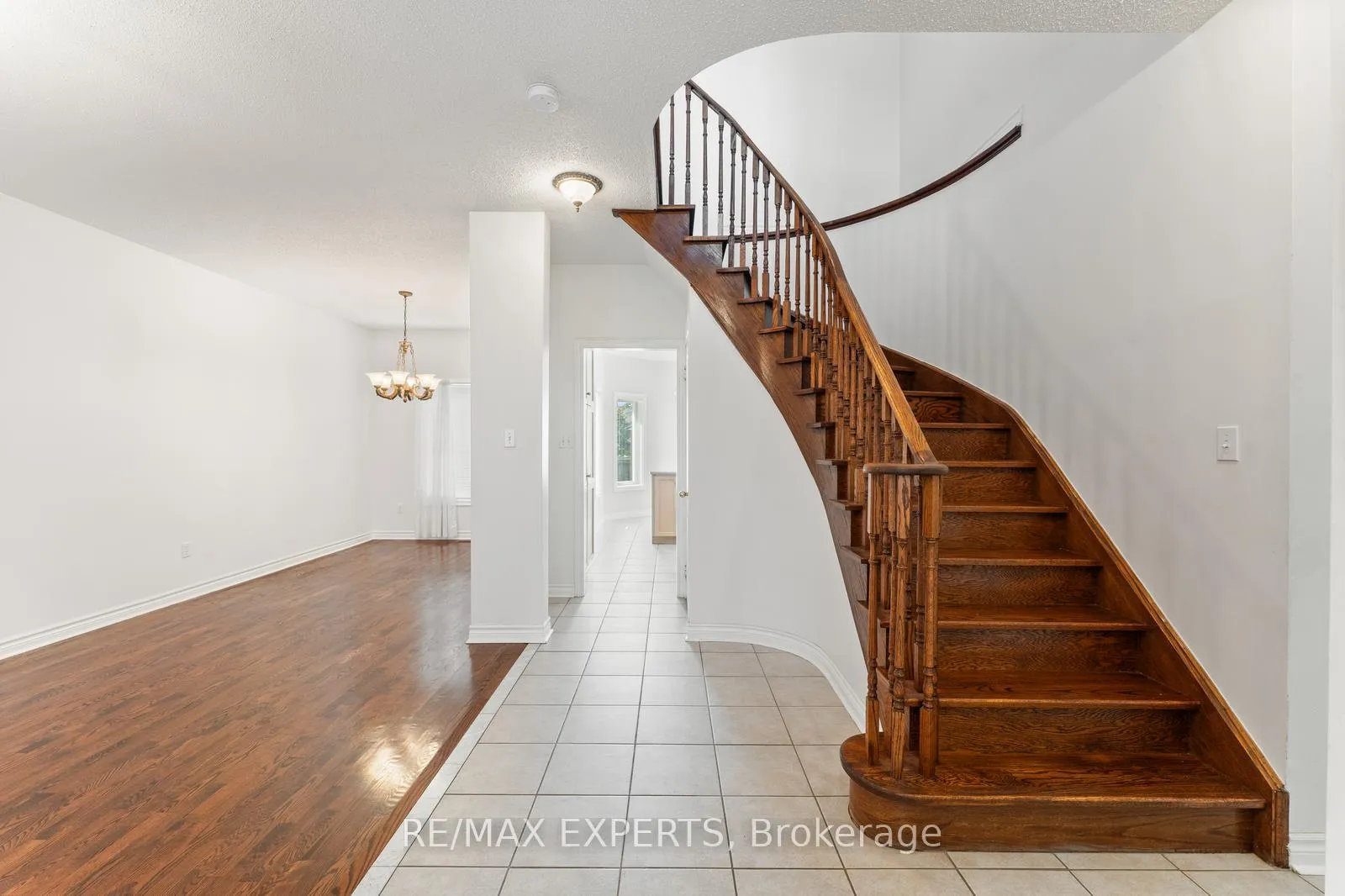 Photo 10 of 157 Cherokee Drive, Vaughan, Maple — HOMEH