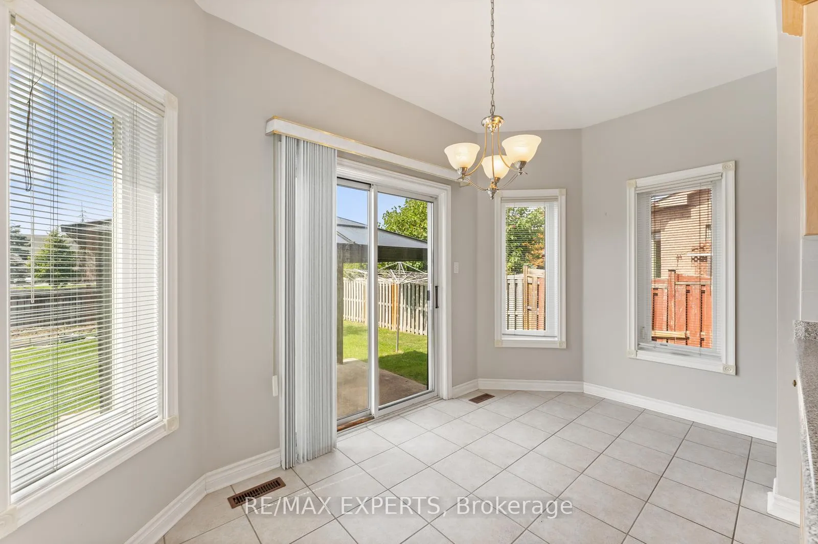 Photo 20 of 157 Cherokee Drive, Vaughan, Maple — HOMEH