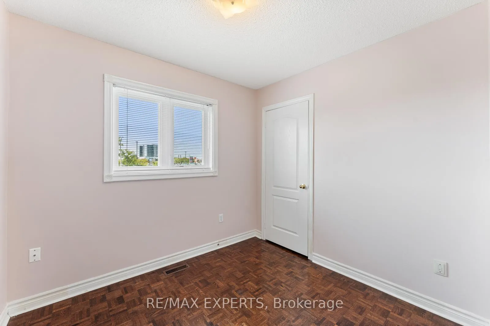 Photo 33 of 157 Cherokee Drive, Vaughan, Maple — HOMEH