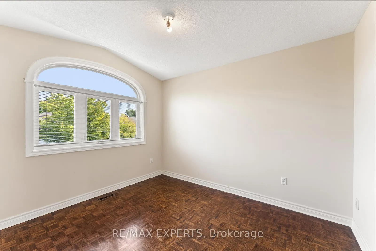 Photo 35 of 157 Cherokee Drive, Vaughan, Maple — HOMEH