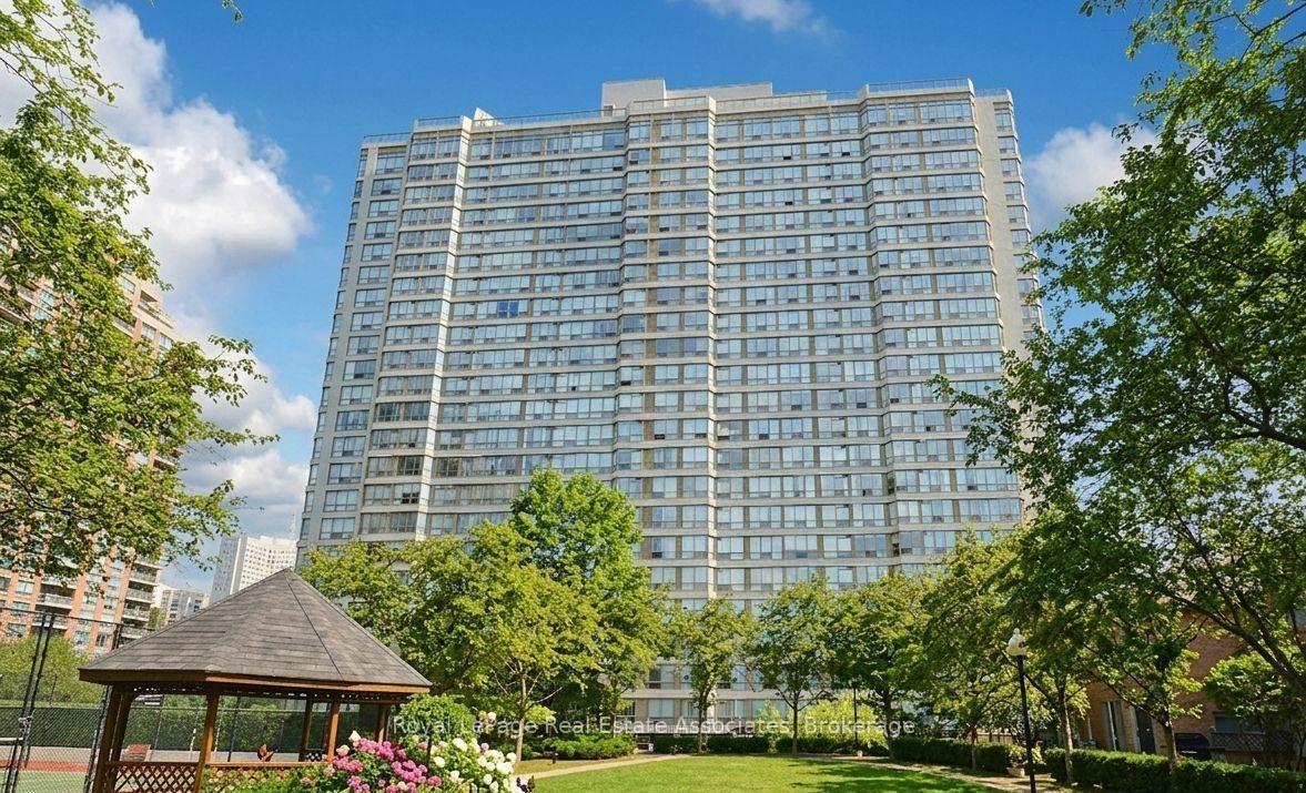 Front of Unit 809, 55 Elm Drive W