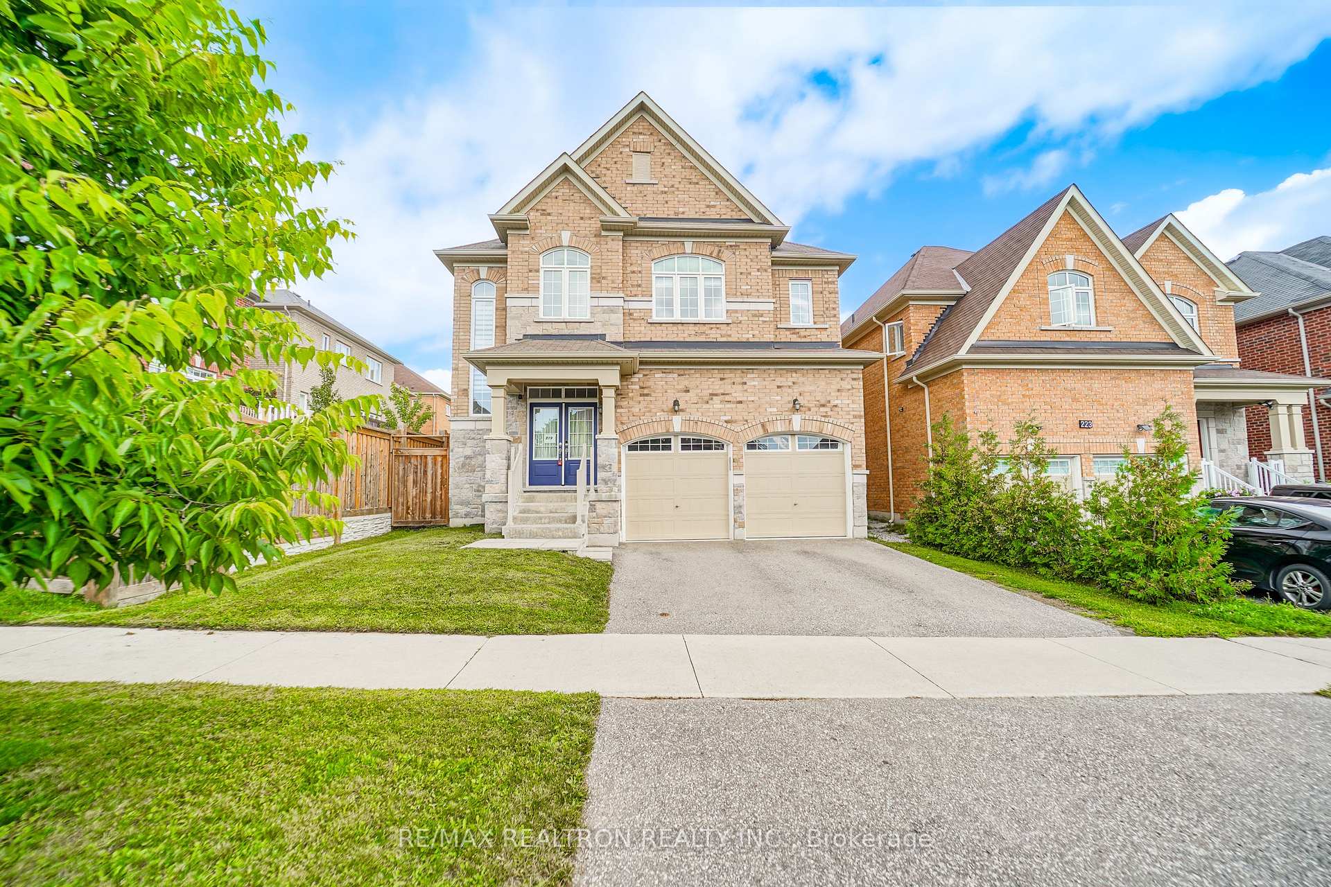 Photo 3 of 219 Lyle Drive, Clarington, Bowmanville — HOMEH