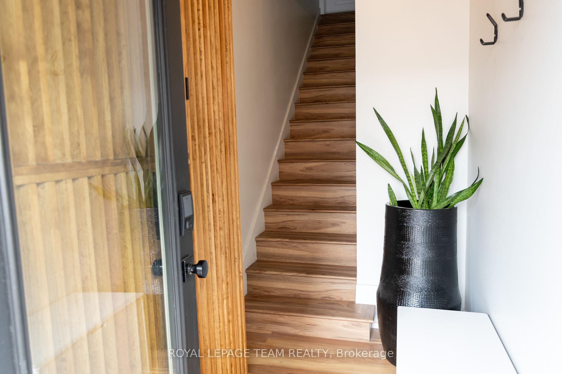 Photo 5 of 121 Carruthers Avenue, Ottawa, Mechanicsville — HOMEH