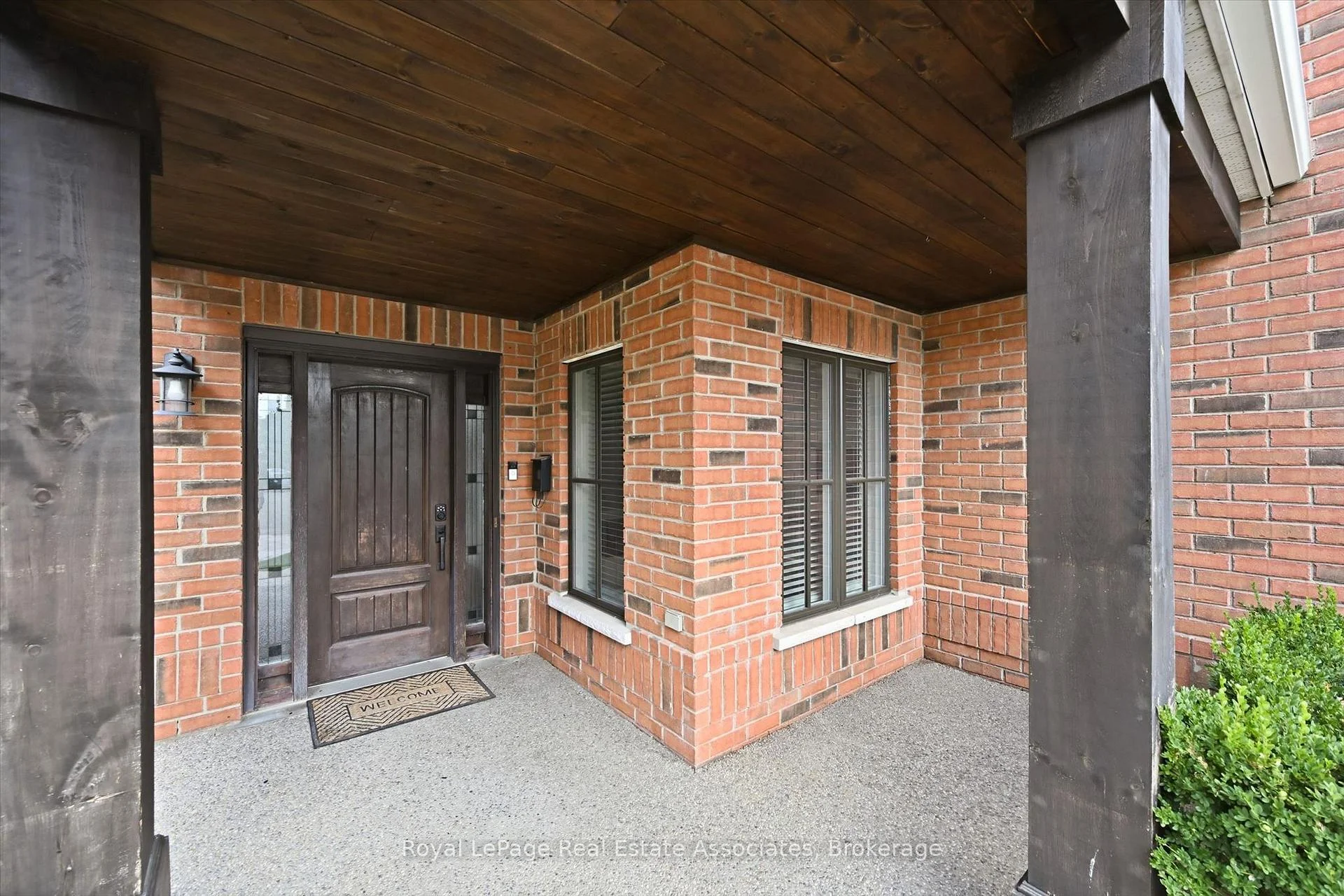 Photo 5 of 2312 Ridgeview Court, Burlington, Rose — HOMEH