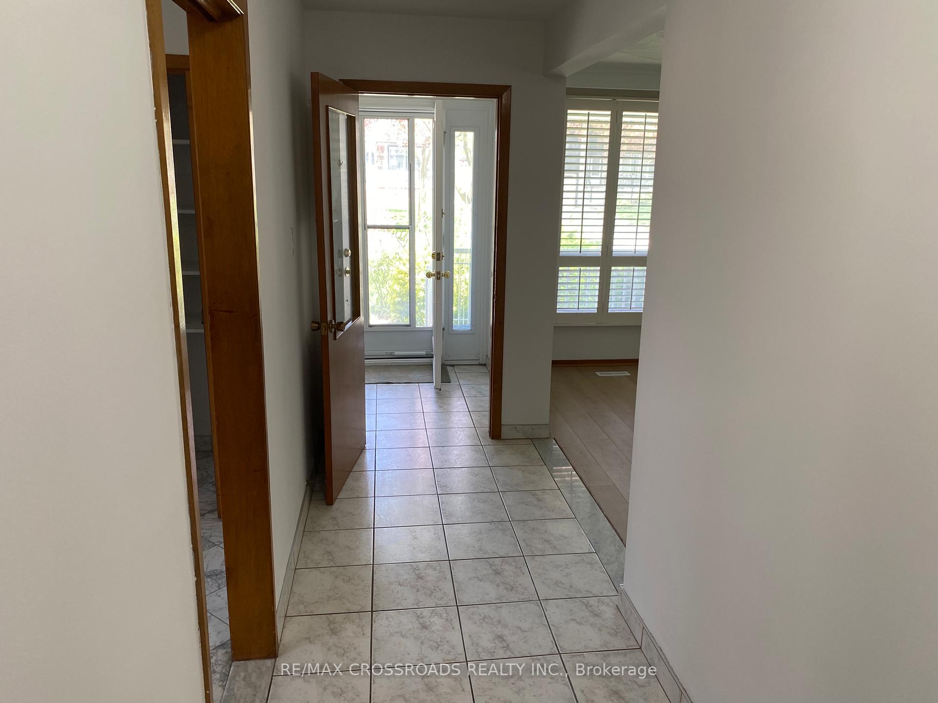 Photo 3 of 91 Bickerton Crescent, North York, Pleasant View — HOMEH