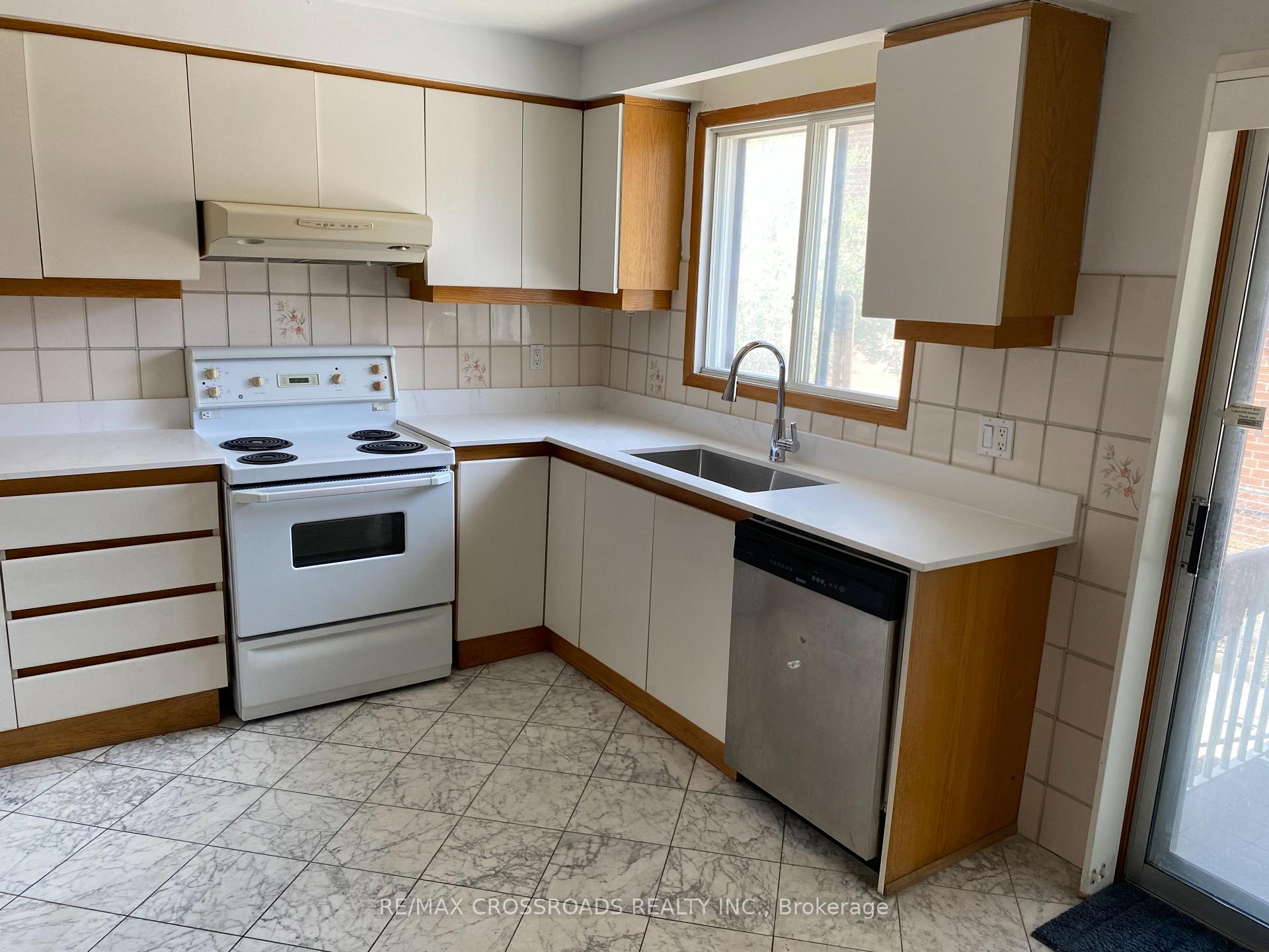 Photo 10 of 91 Bickerton Crescent, North York, Pleasant View — HOMEH
