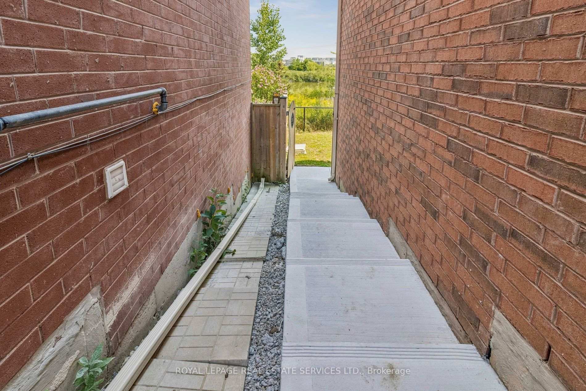 Photo 3 of Unit Unit 2, 12 Locomotive Crescent, Brampton, Northwest Brampton — HOMEH