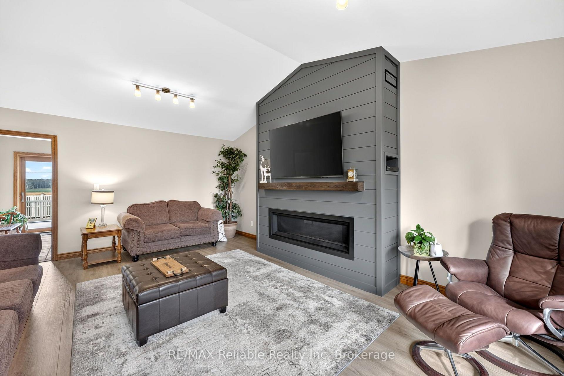 Photo 16 of 43804 Hydro Line Road, Huron East, McKillop — HOMEH