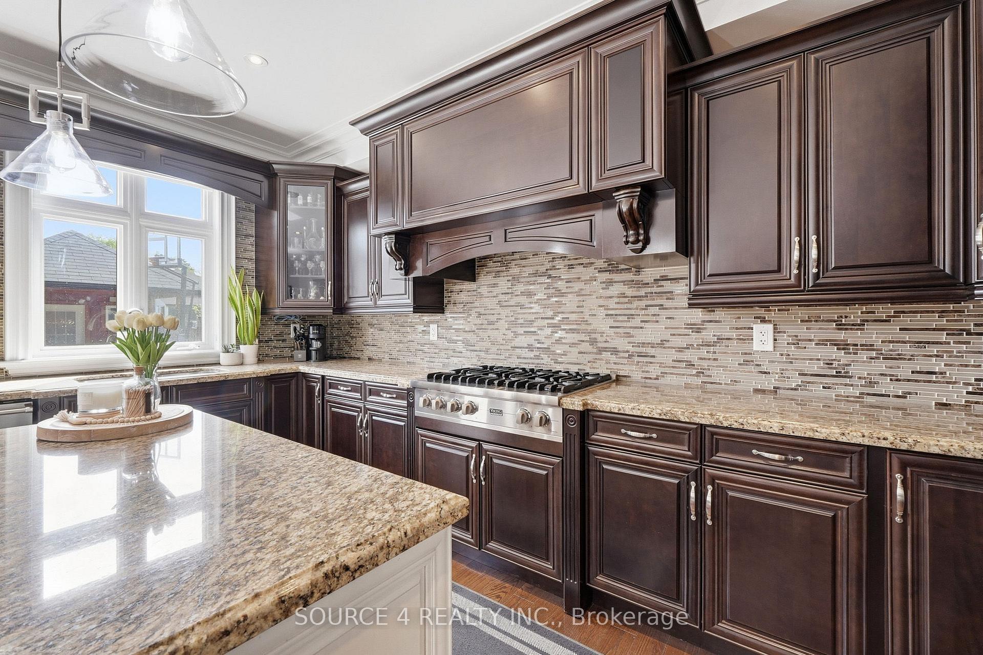 Photo 13 of 39 Amesbury Drive, North York, Brookhaven-Amesbury — HOMEH