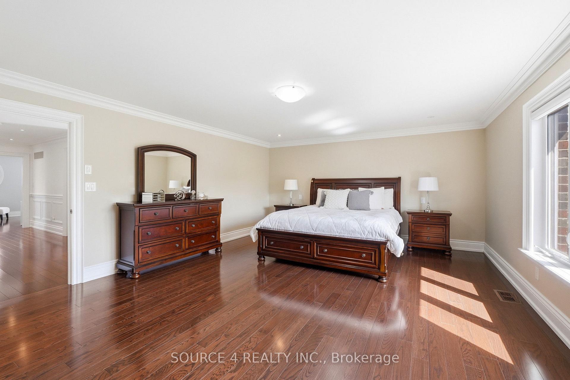 Photo 21 of 39 Amesbury Drive, North York, Brookhaven-Amesbury — HOMEH