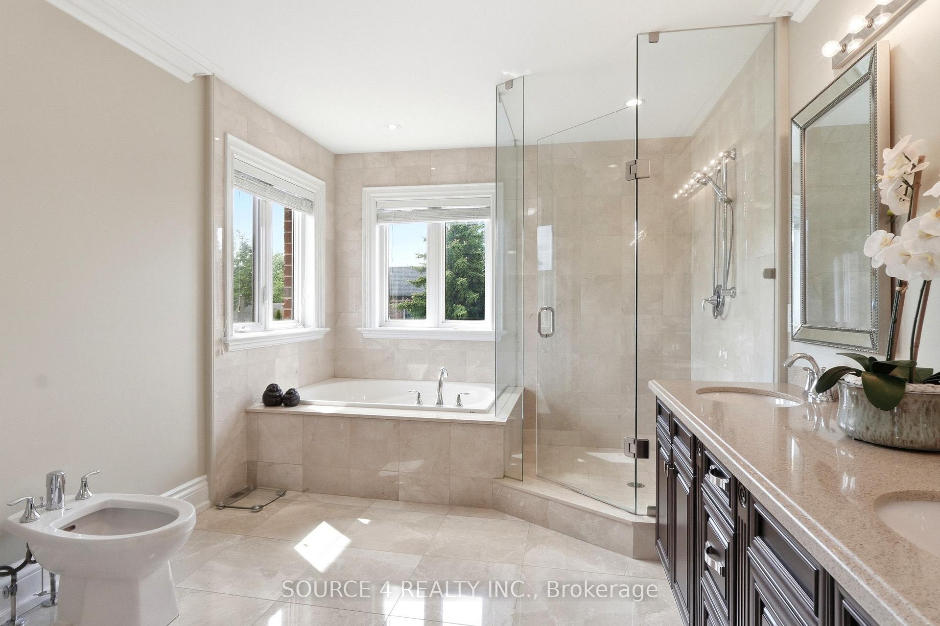 Photo 23 of 39 Amesbury Drive, North York, Brookhaven-Amesbury — HOMEH