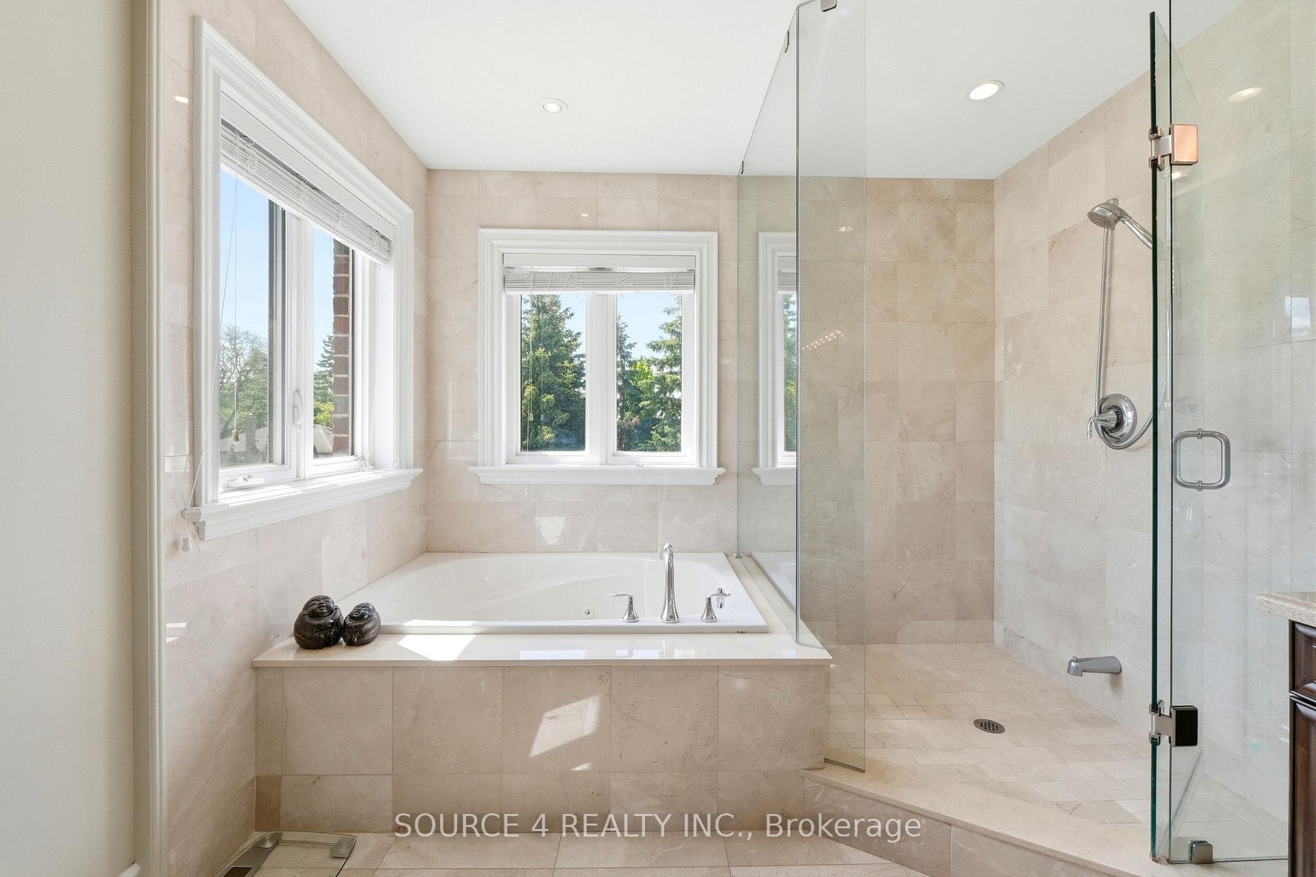Photo 25 of 39 Amesbury Drive, North York, Brookhaven-Amesbury — HOMEH