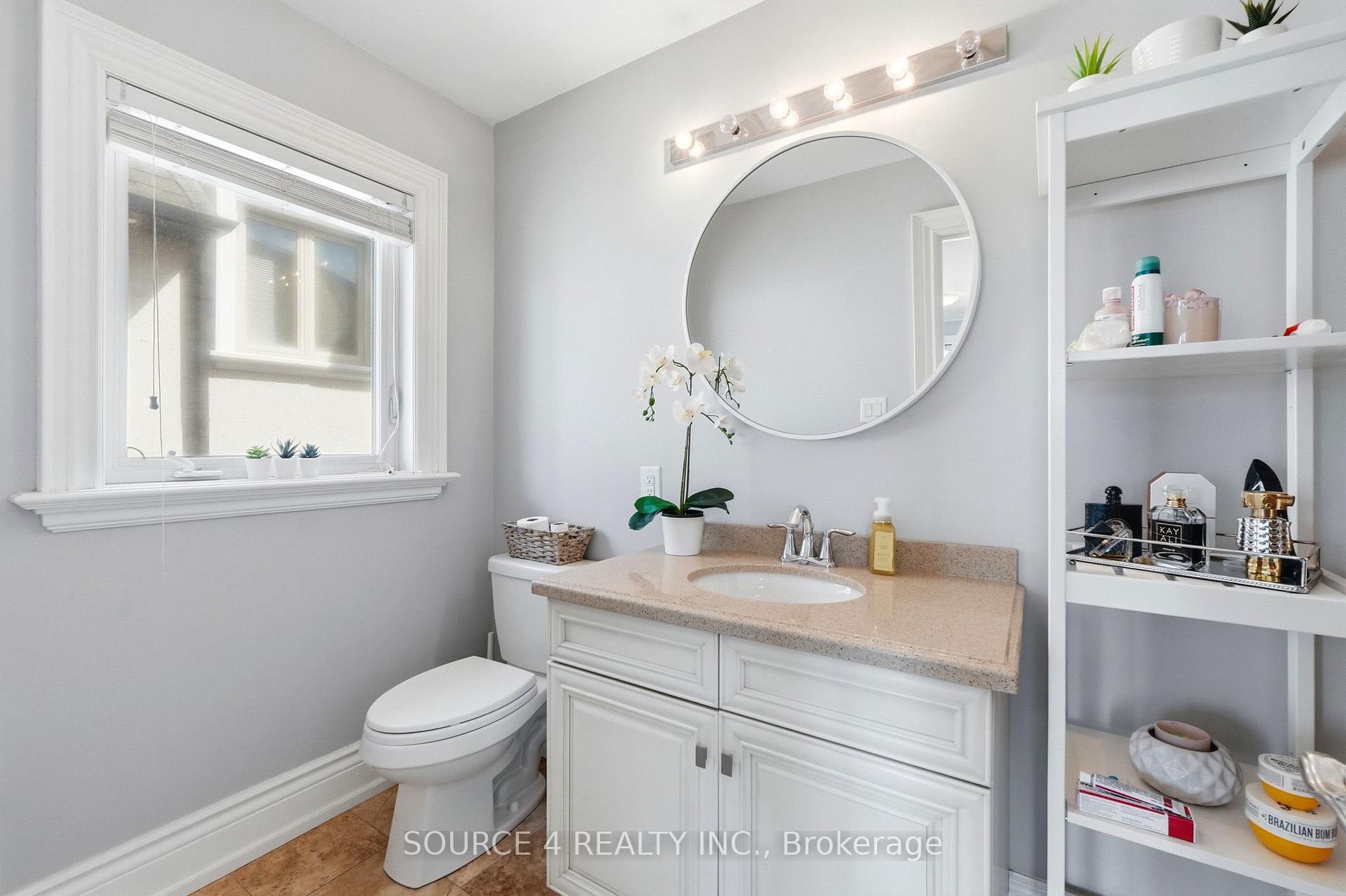 Photo 32 of 39 Amesbury Drive, North York, Brookhaven-Amesbury — HOMEH