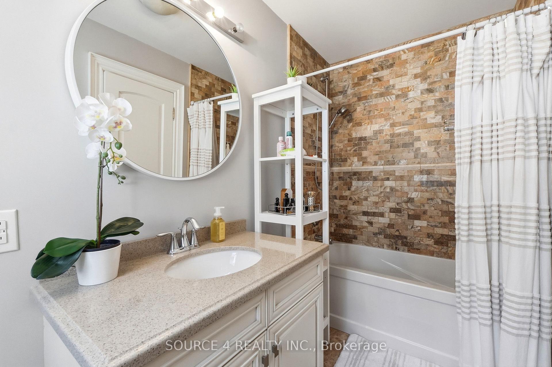 Photo 33 of 39 Amesbury Drive, North York, Brookhaven-Amesbury — HOMEH
