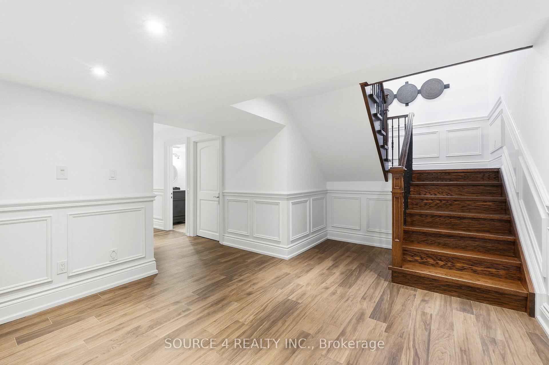 Photo 35 of 39 Amesbury Drive, North York, Brookhaven-Amesbury — HOMEH