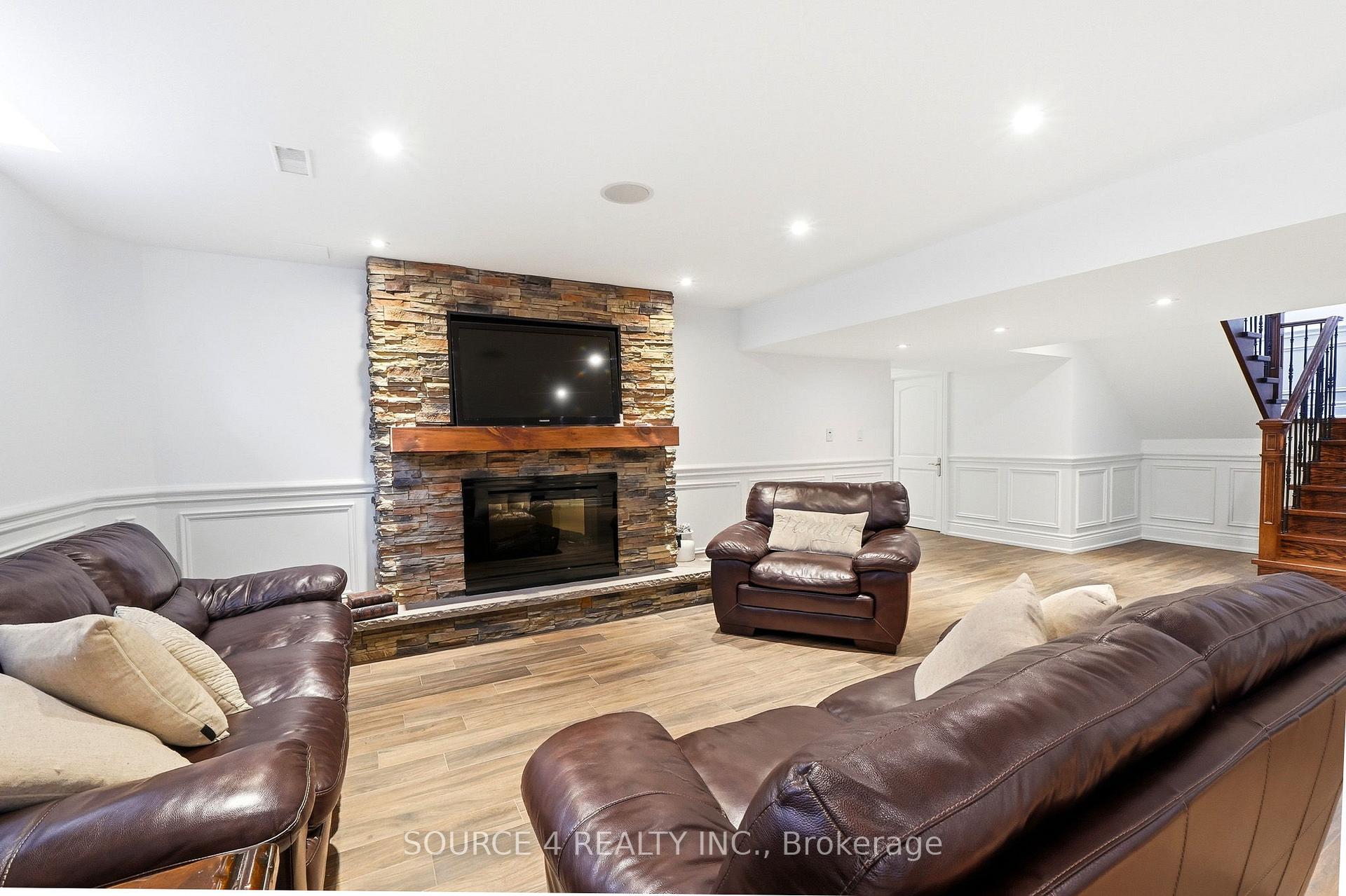 Photo 37 of 39 Amesbury Drive, North York, Brookhaven-Amesbury — HOMEH