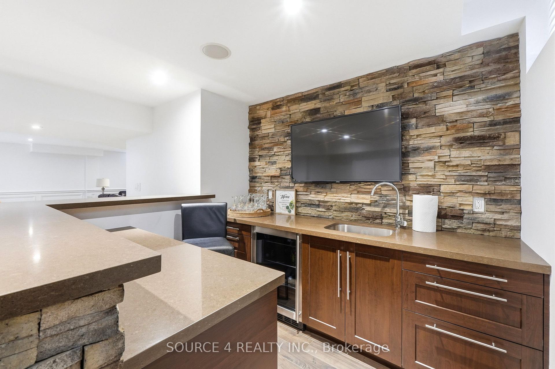 Photo 40 of 39 Amesbury Drive, North York, Brookhaven-Amesbury — HOMEH