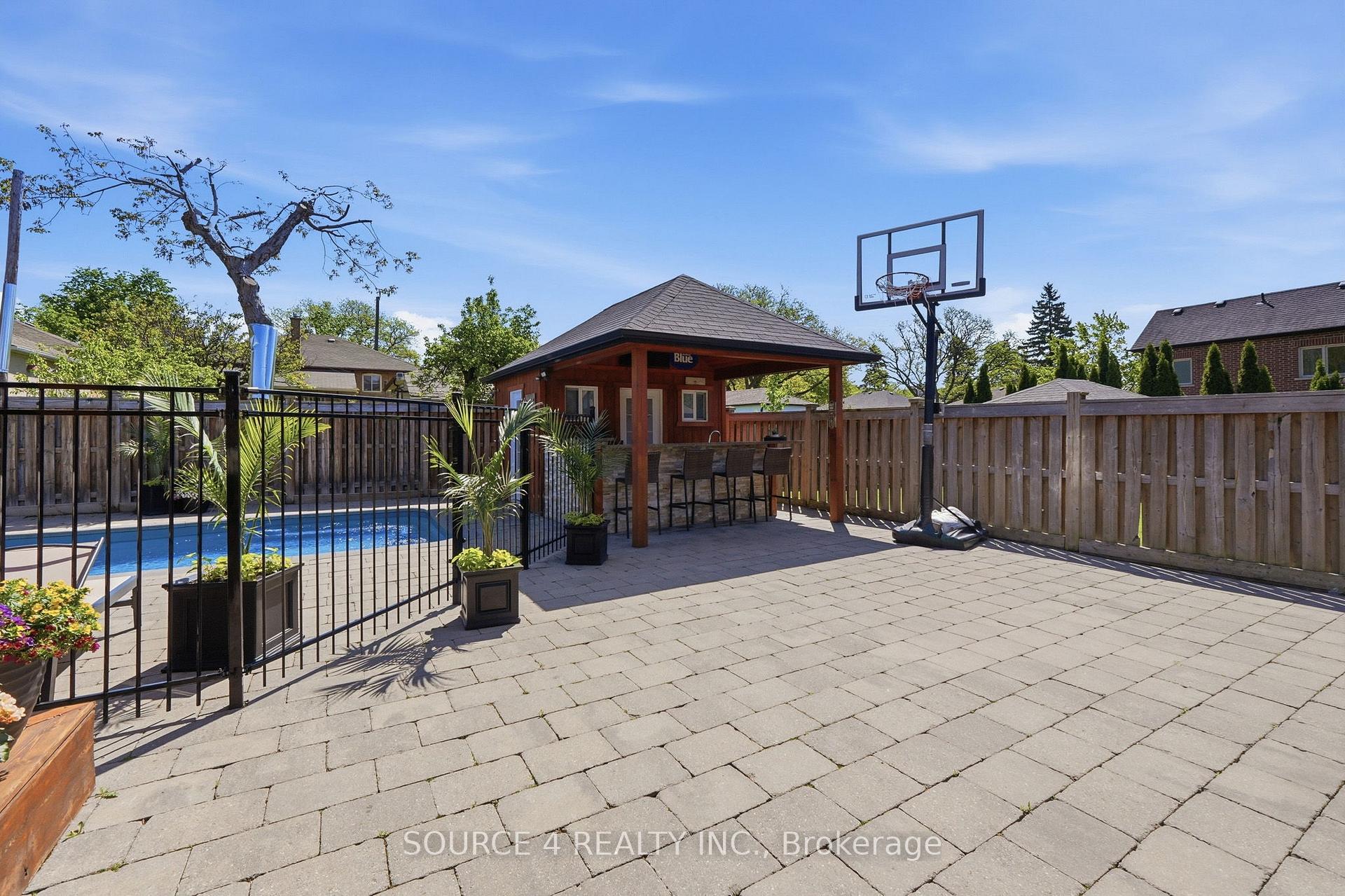 Photo 42 of 39 Amesbury Drive, North York, Brookhaven-Amesbury — HOMEH