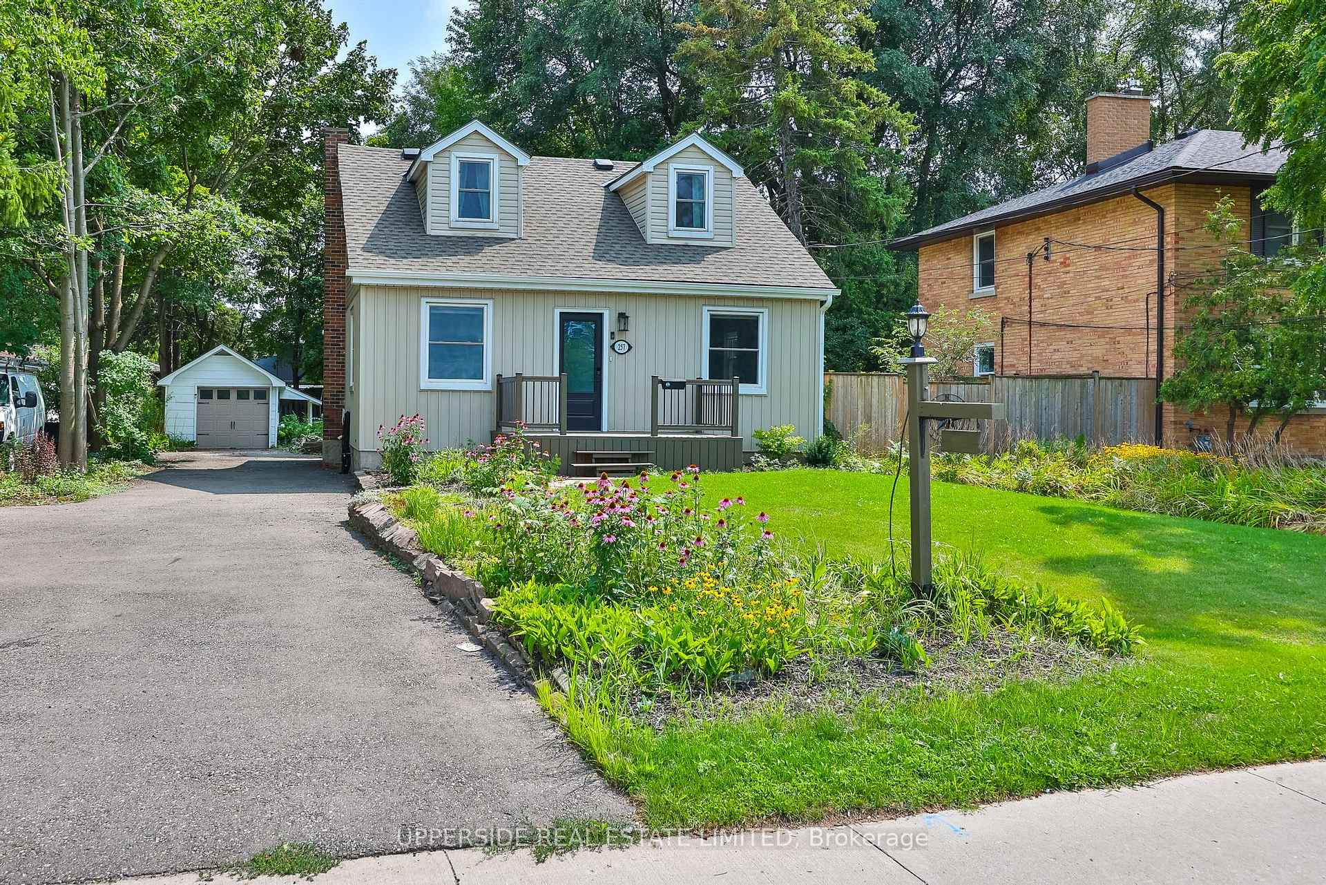 Photo of 257 Ottawa Street N