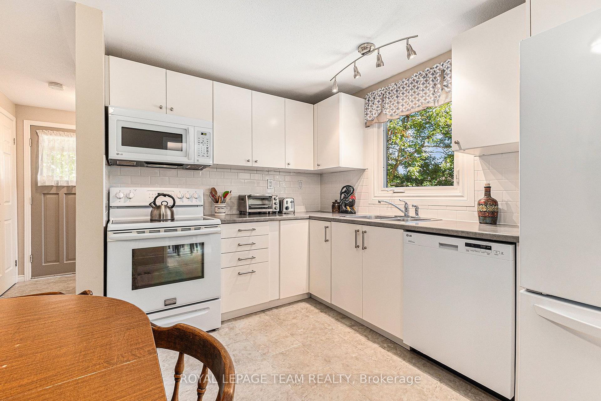 Photo 12 of 23 Chanonhouse Drive, Ottawa, Richmond — HOMEH