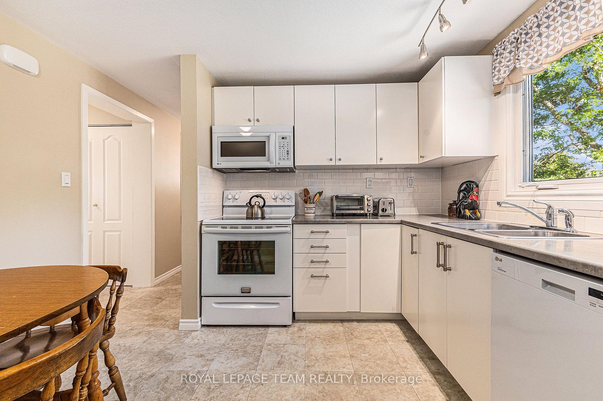 Photo 13 of 23 Chanonhouse Drive, Ottawa, Richmond — HOMEH