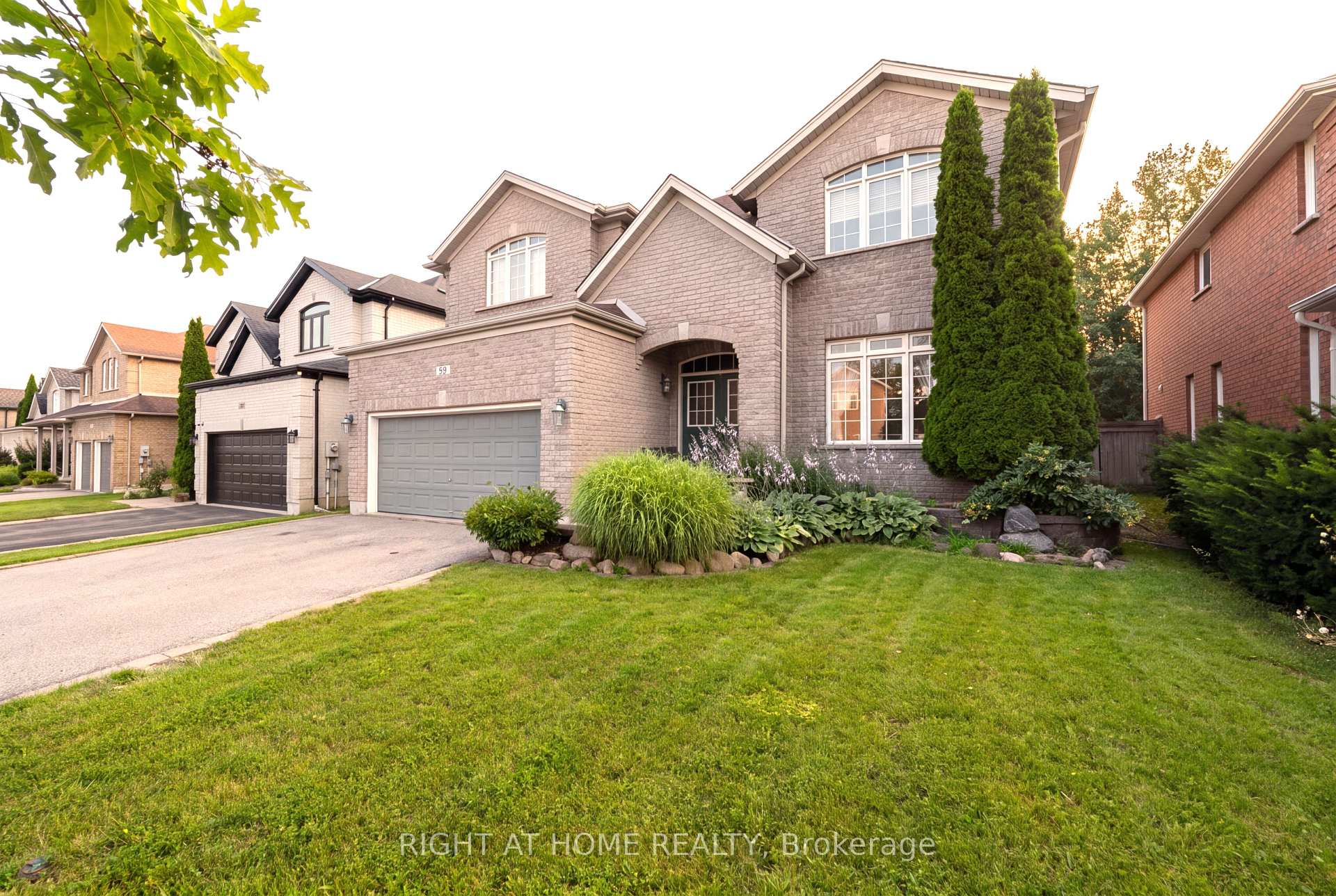 Photo 4 of 52 Prince William Way, Barrie, Innis-Shore — HOMEH