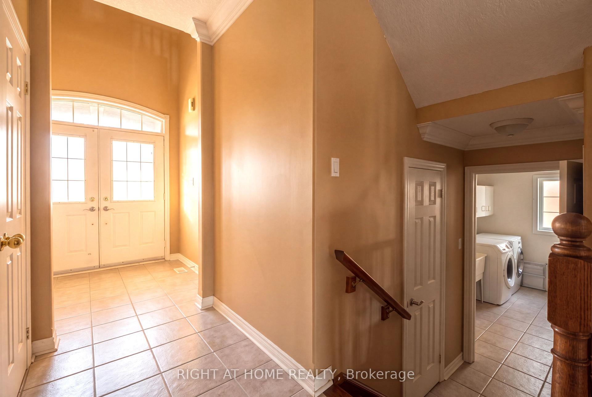 Photo 5 of 52 Prince William Way, Barrie, Innis-Shore — HOMEH