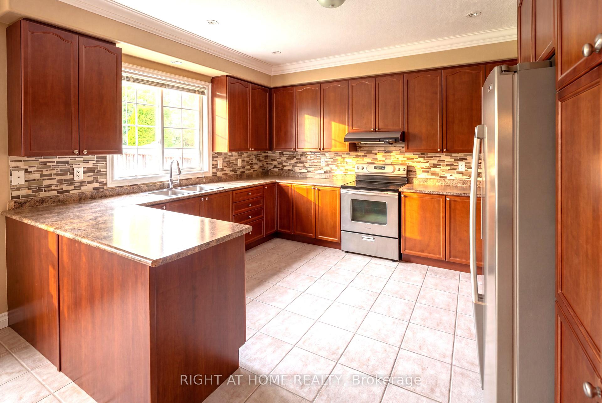 Photo 12 of 52 Prince William Way, Barrie, Innis-Shore — HOMEH