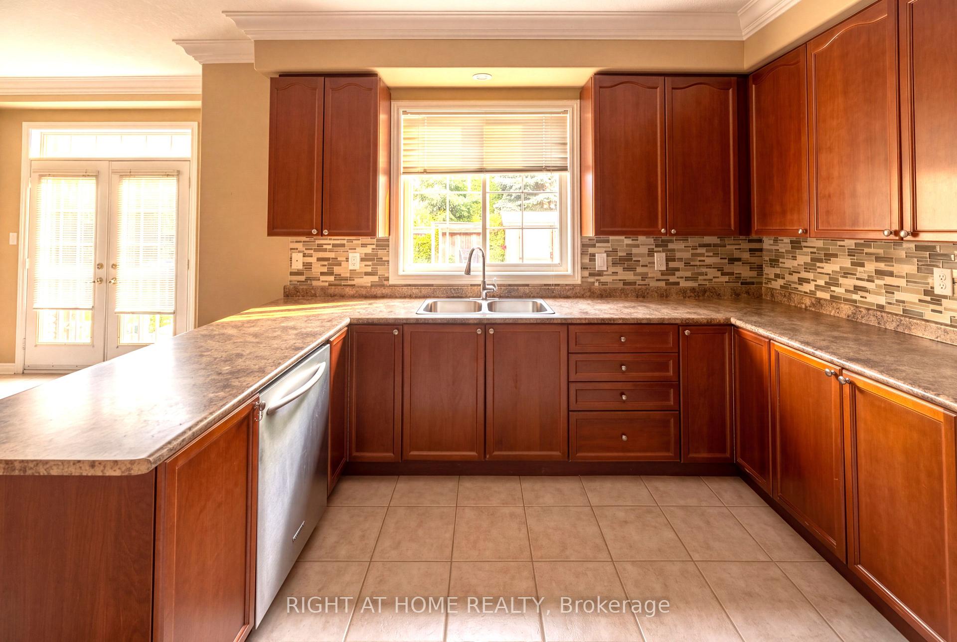Photo 13 of 52 Prince William Way, Barrie, Innis-Shore — HOMEH