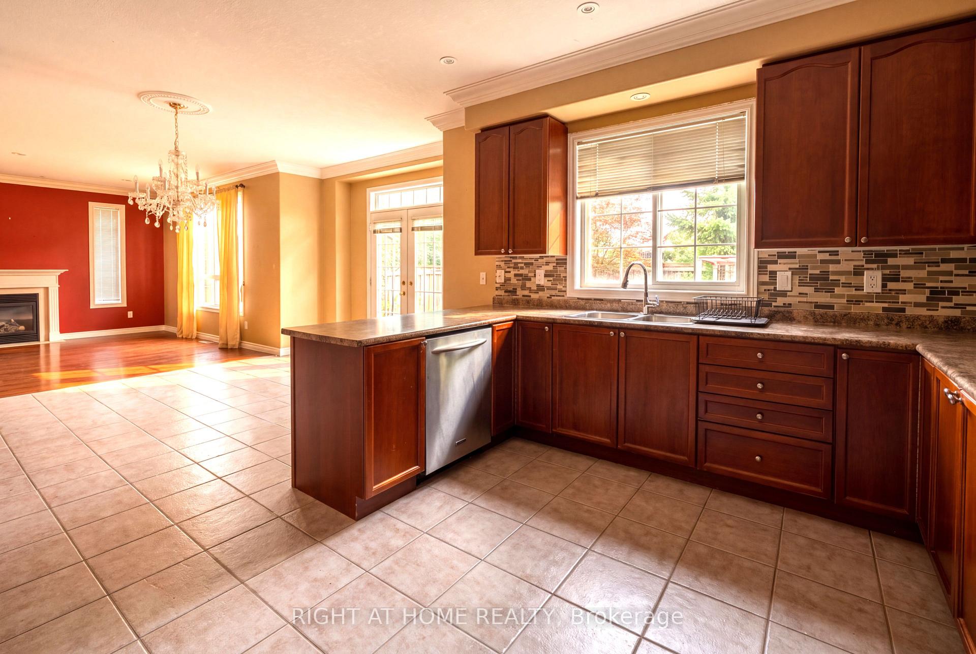 Photo 14 of 52 Prince William Way, Barrie, Innis-Shore — HOMEH