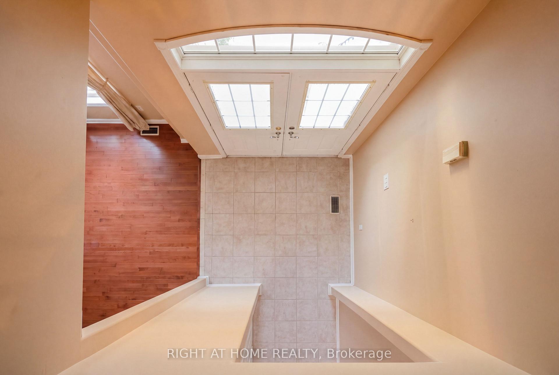 Photo 17 of 52 Prince William Way, Barrie, Innis-Shore — HOMEH