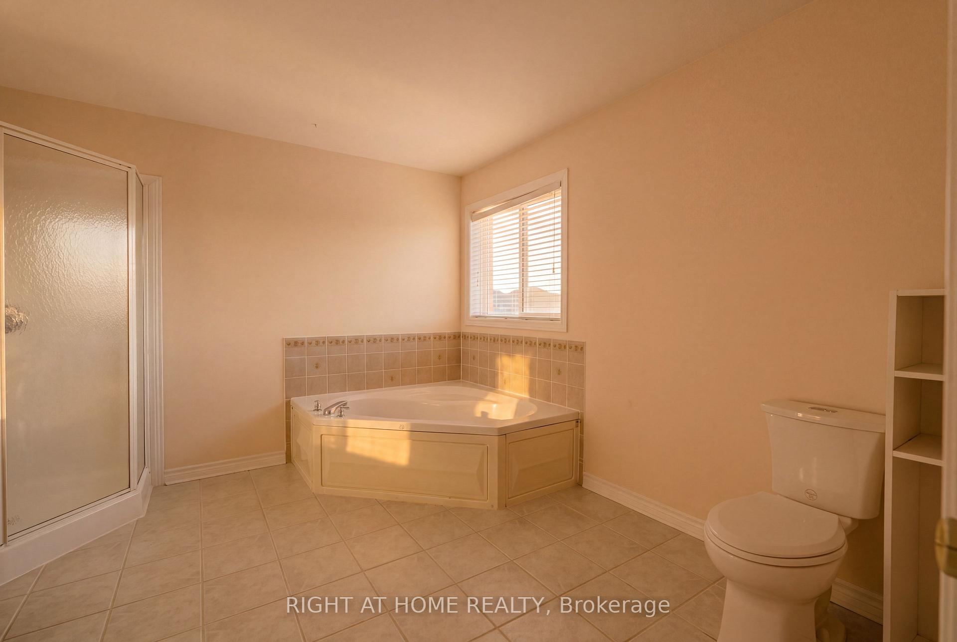 Photo 32 of 52 Prince William Way, Barrie, Innis-Shore — HOMEH
