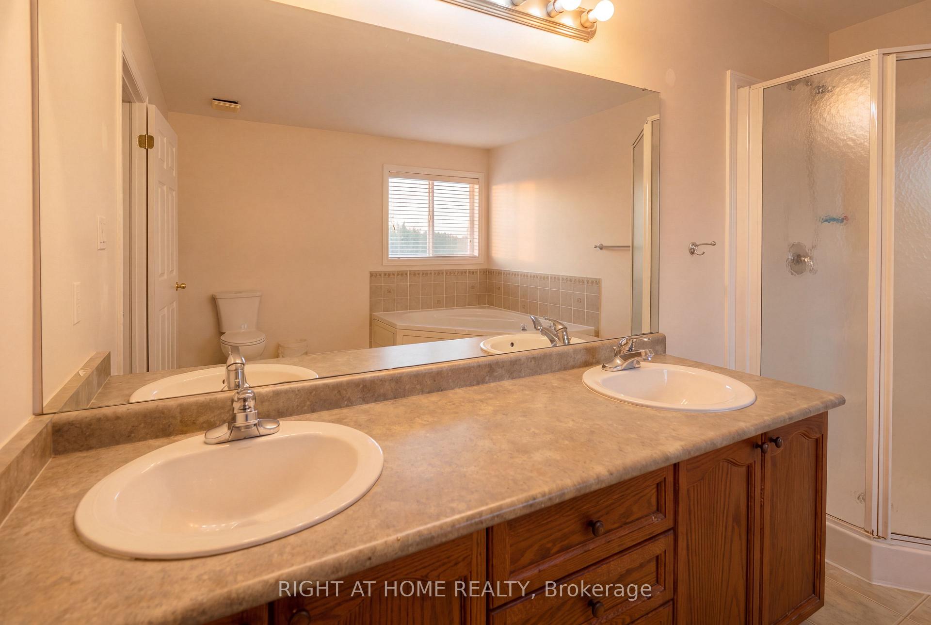 Photo 33 of 52 Prince William Way, Barrie, Innis-Shore — HOMEH
