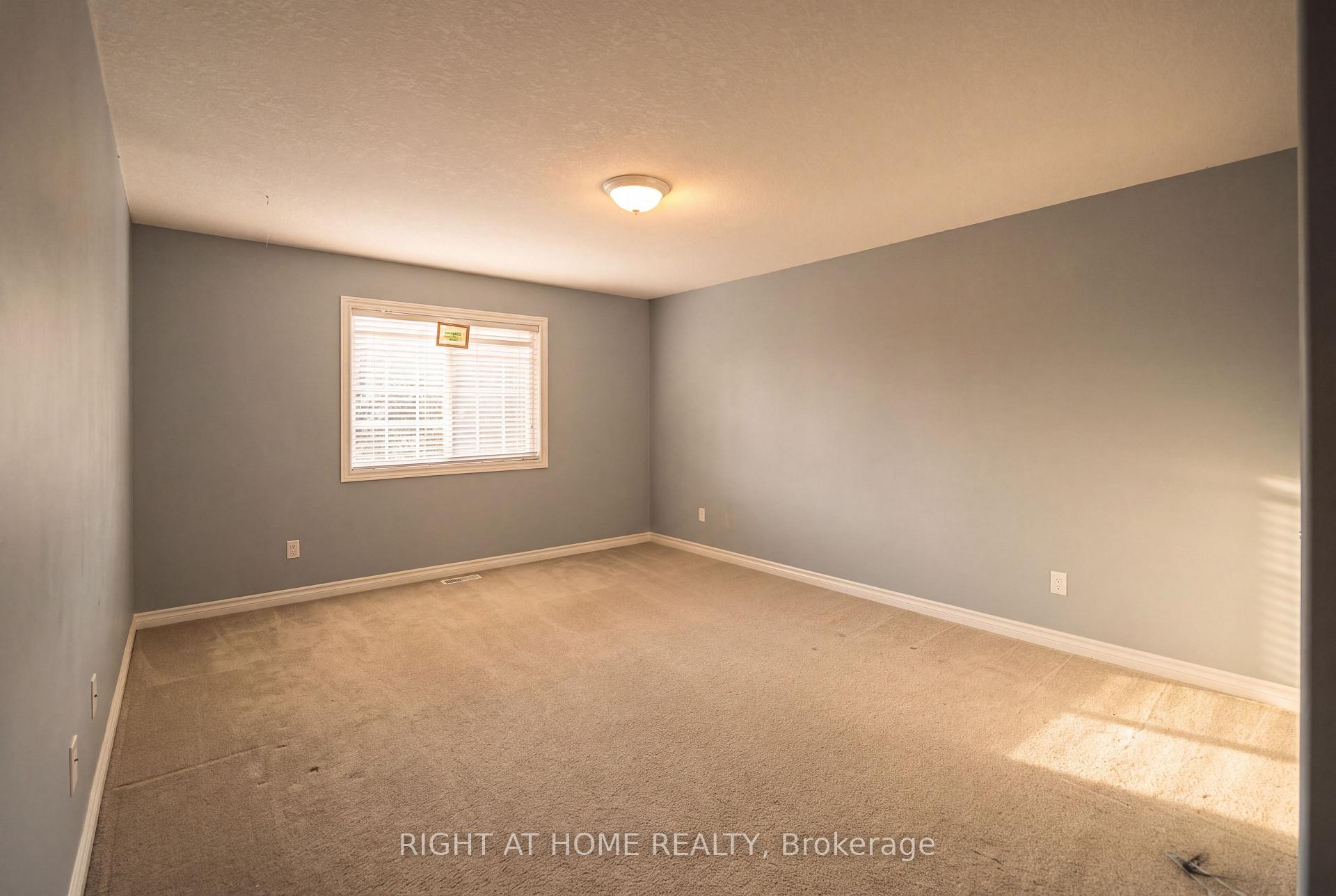 Photo 41 of 52 Prince William Way, Barrie, Innis-Shore — HOMEH
