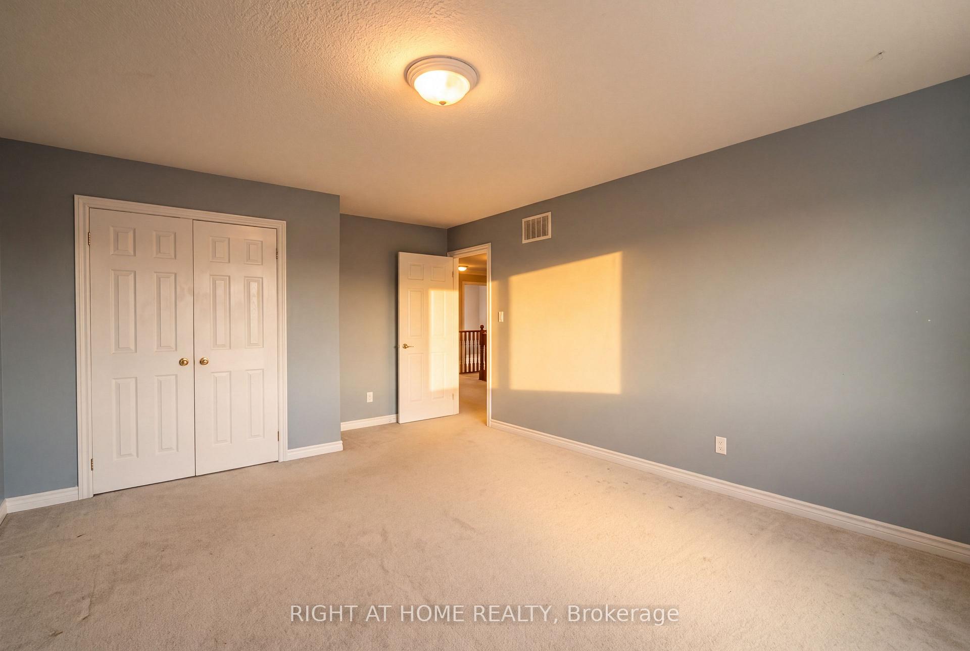 Photo 42 of 52 Prince William Way, Barrie, Innis-Shore — HOMEH