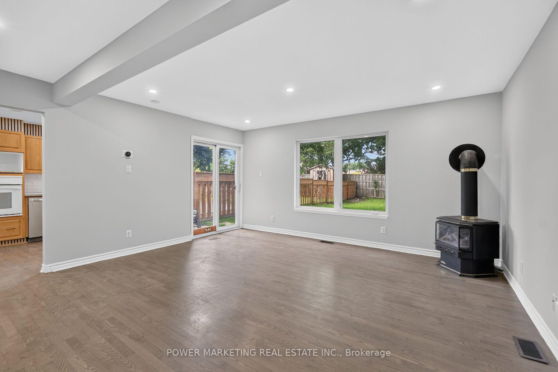 Photo 5 of 986 Laporte Street, Ottawa, Beacon Hill South — HOMEH