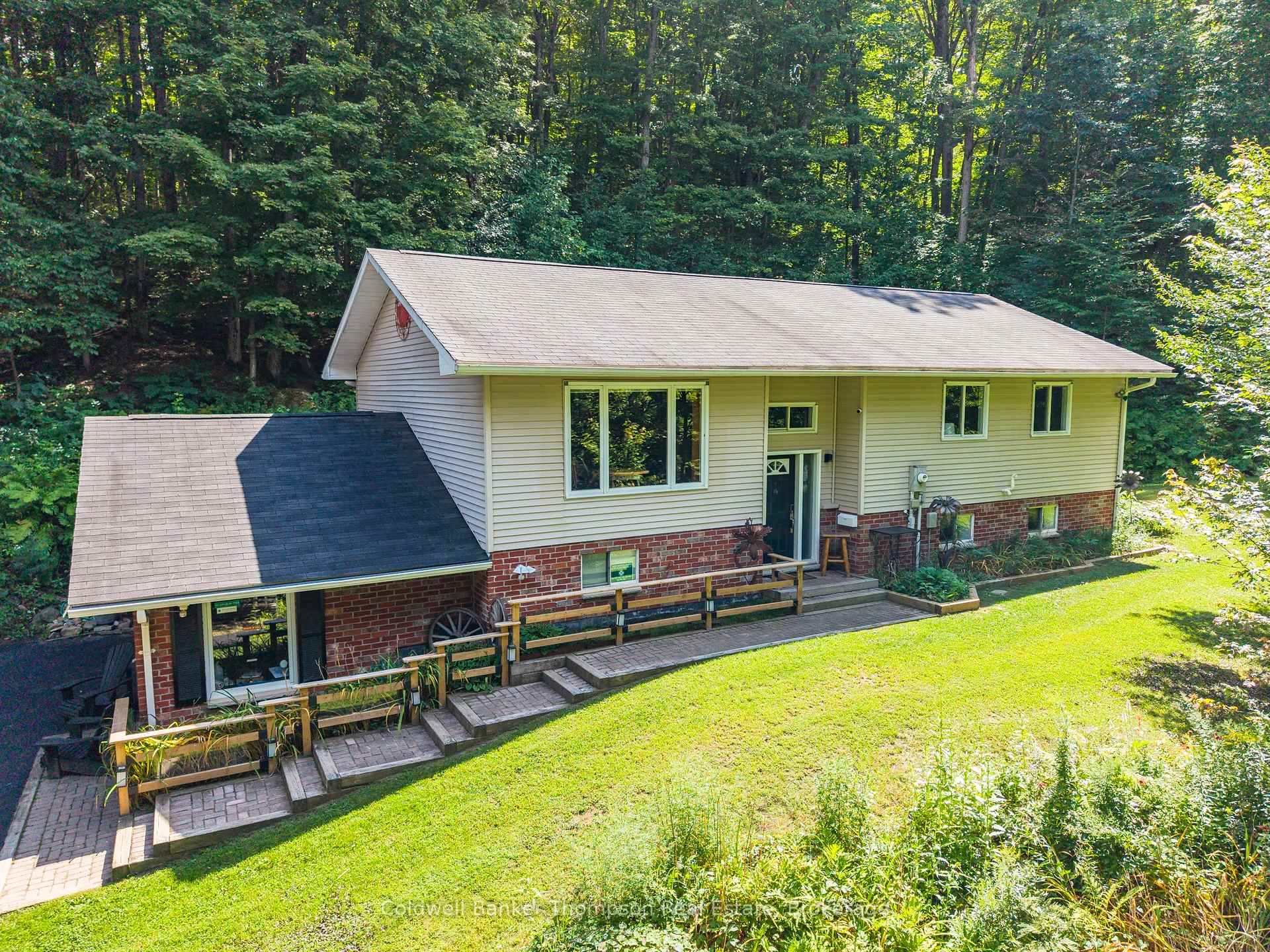 Front of 935 Aspdin Road