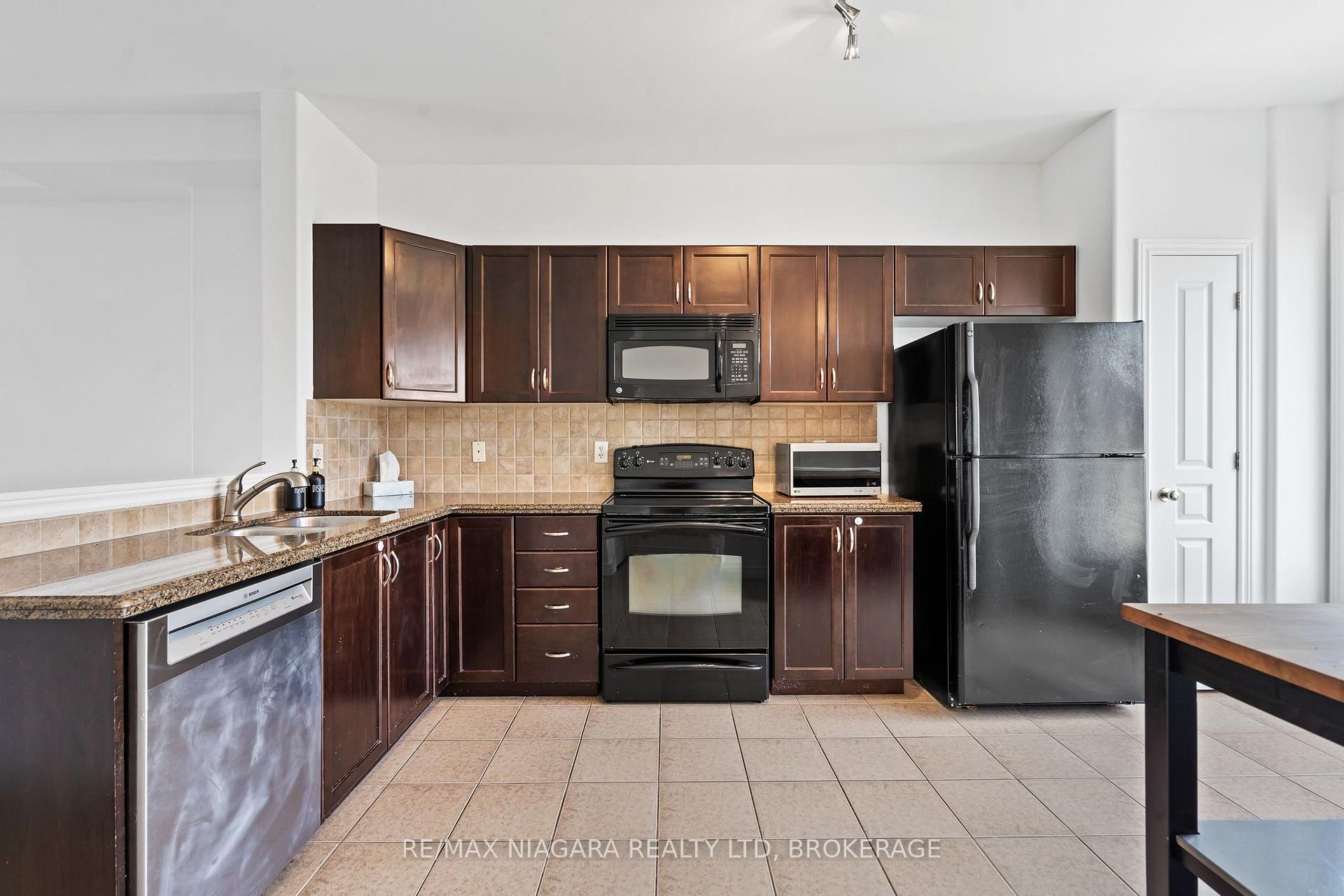 Photo 5 of 15 Hemlock Way, Grimsby, Grimsby West — HOMEH
