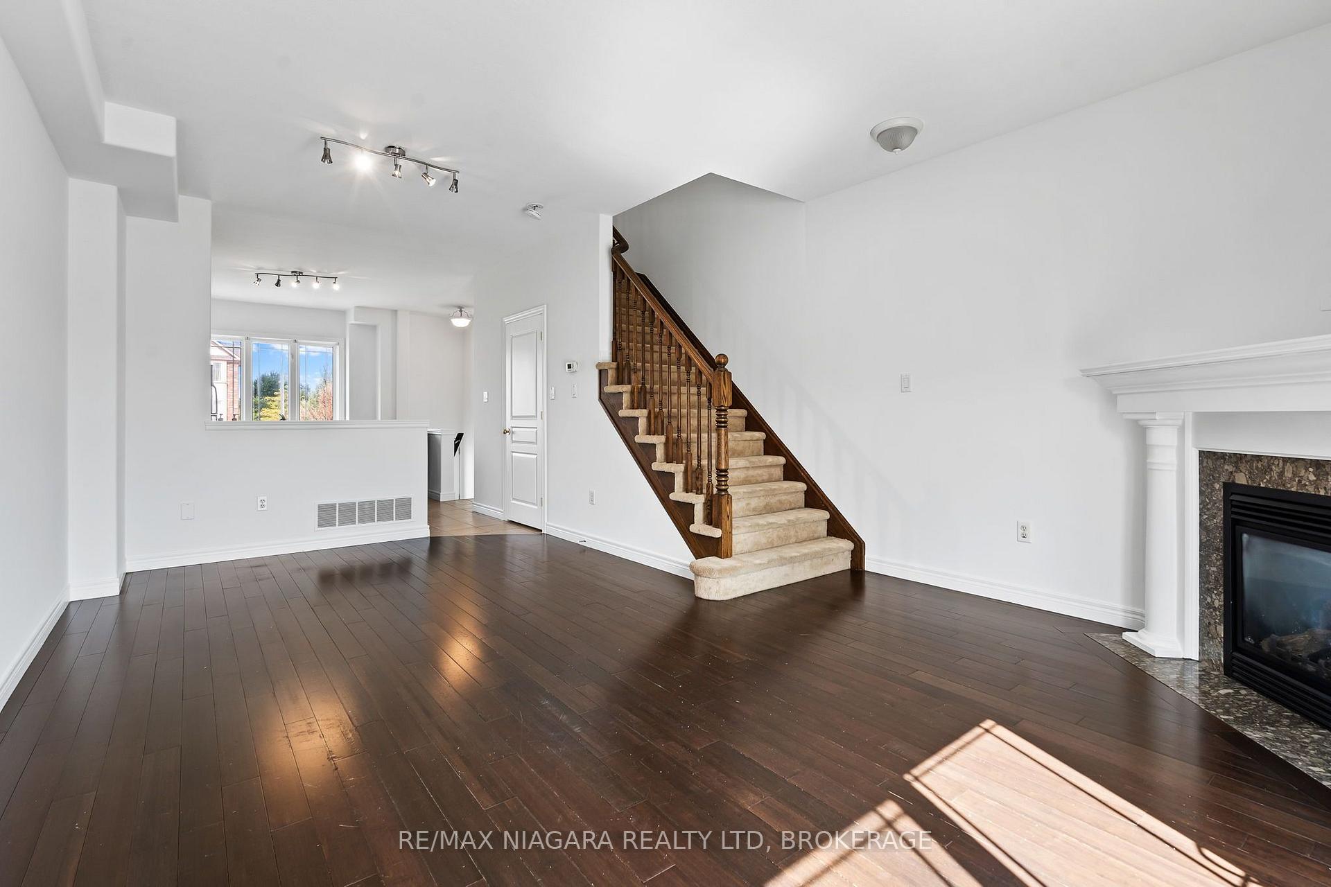 Photo 10 of 15 Hemlock Way, Grimsby, Grimsby West — HOMEH