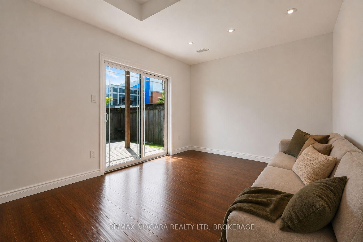 Photo 17 of 15 Hemlock Way, Grimsby, Grimsby West — HOMEH