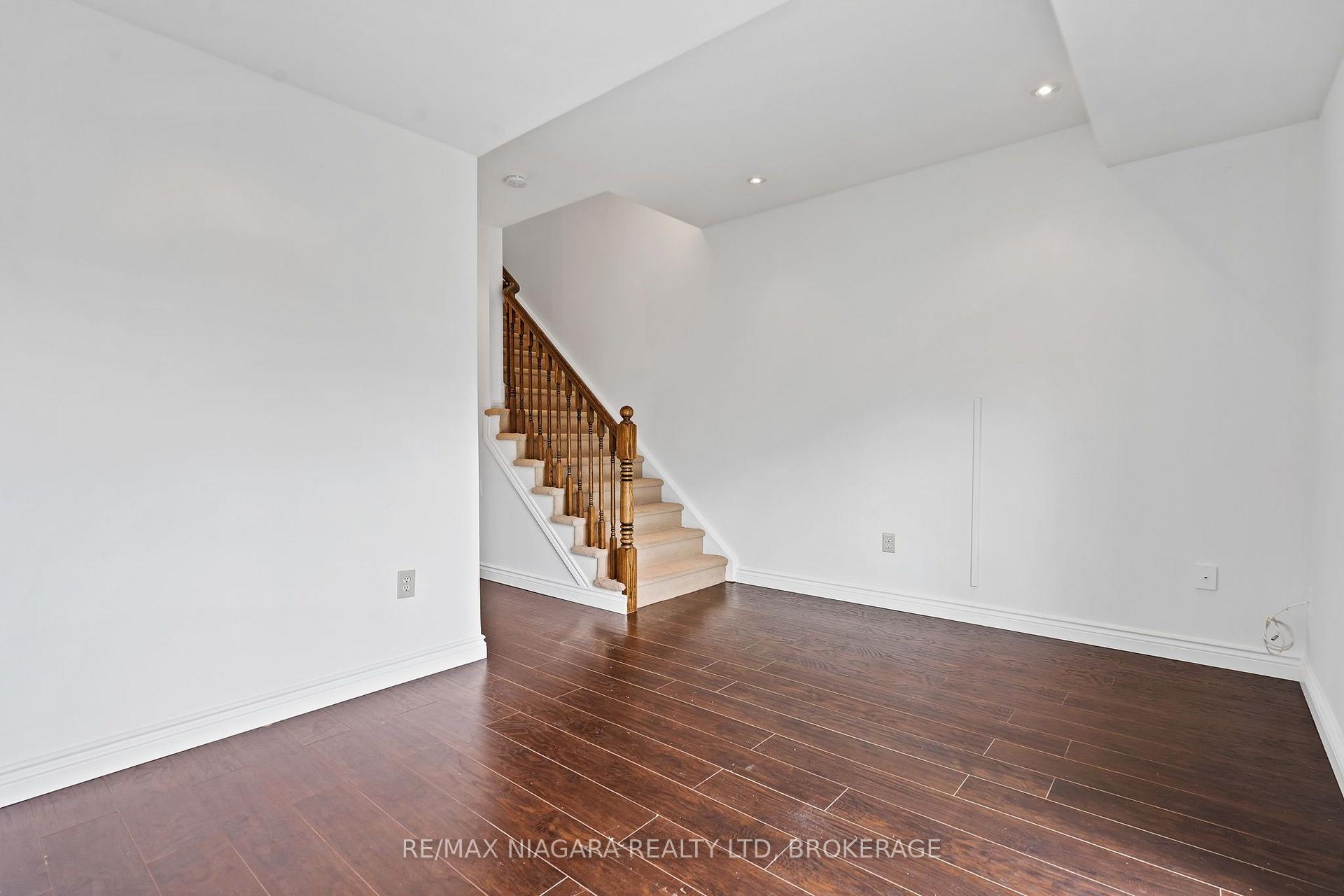 Photo 18 of 15 Hemlock Way, Grimsby, Grimsby West — HOMEH
