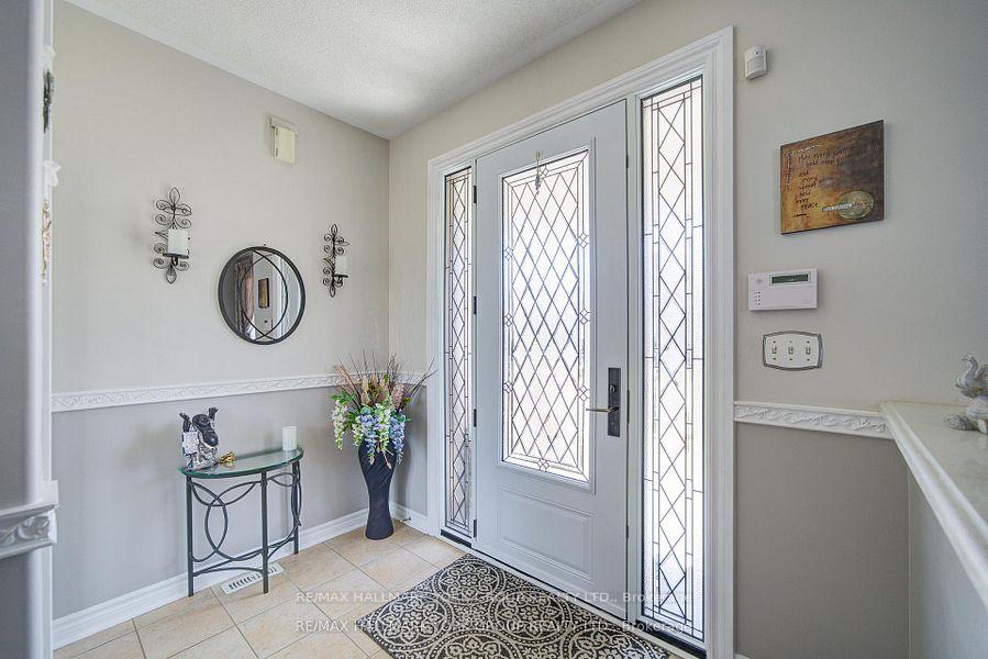 Photo 3 of 26 Regalia Way, Barrie, Innis-Shore — HOMEH