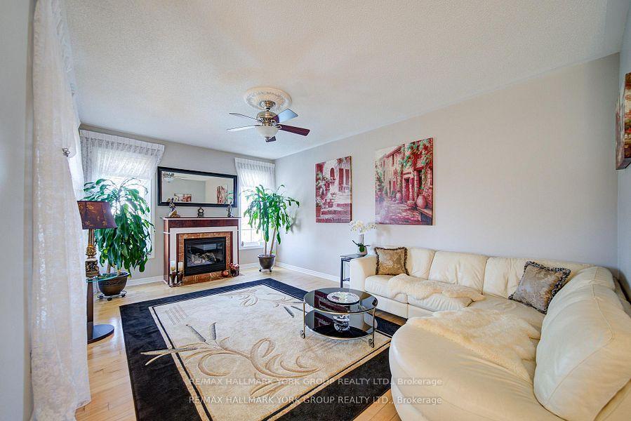 Photo 8 of 26 Regalia Way, Barrie, Innis-Shore — HOMEH