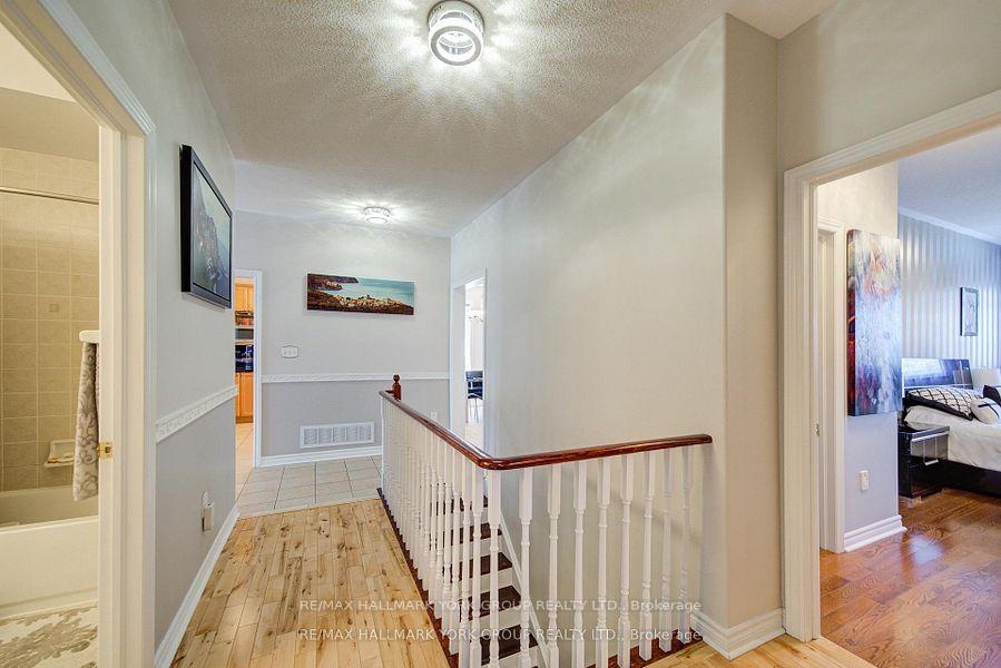Photo 17 of 26 Regalia Way, Barrie, Innis-Shore — HOMEH