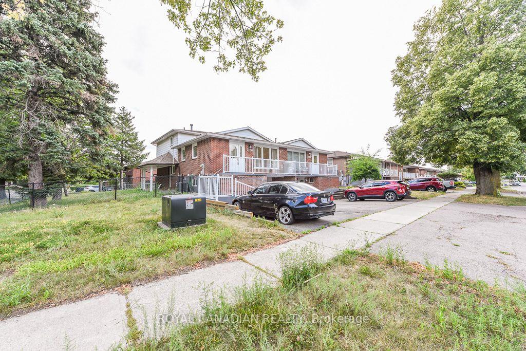 Photo 4 of 7700 Kittridge Drive, Mississauga, Malton — HOMEH