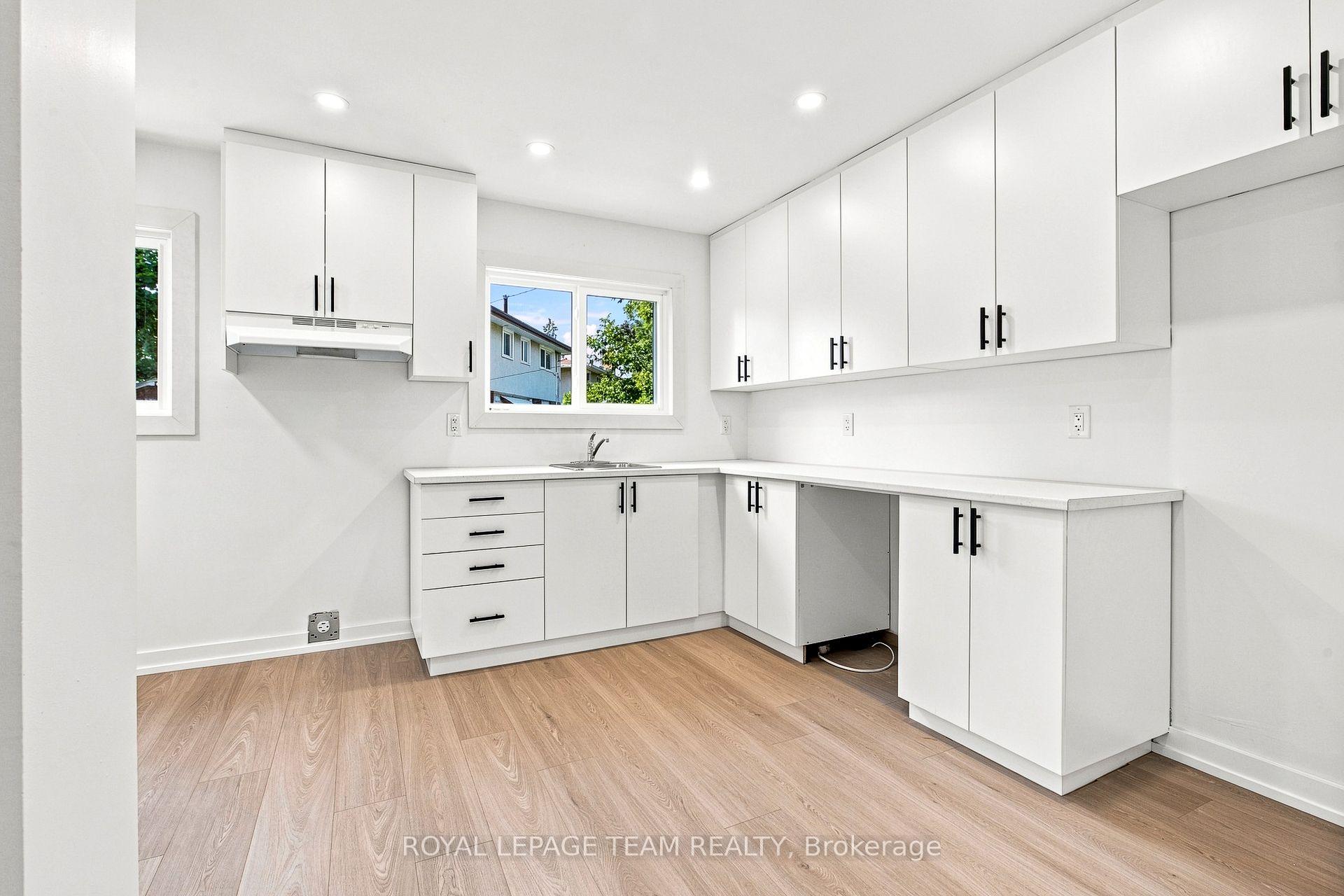 Photo 4 of 1001 Meadowlands Drive, Ottawa, Carleton Square — HOMEH